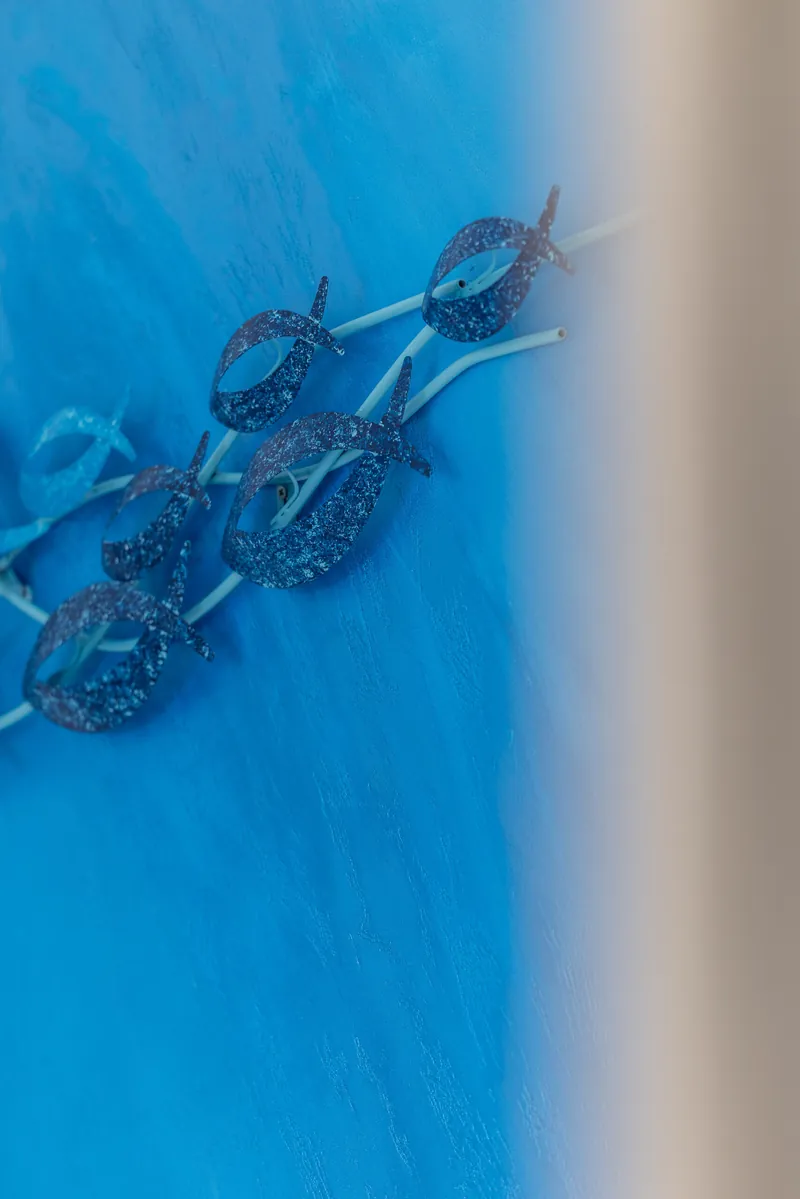 Dettaglio della parete azzurra con pesci decorativi