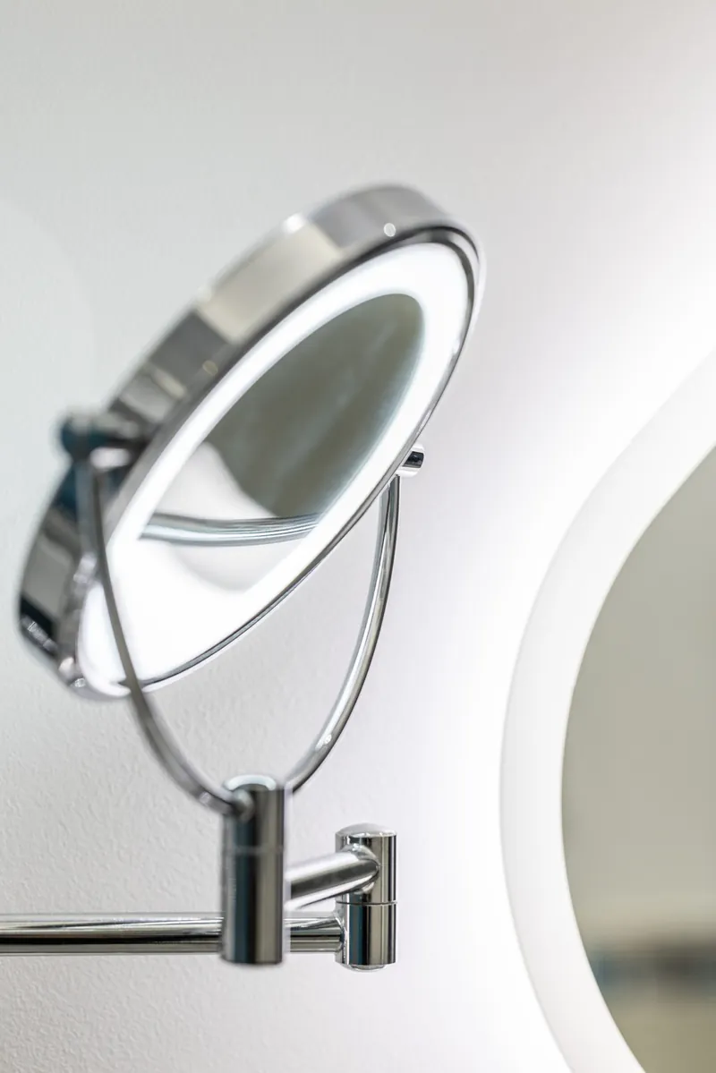 Specchio ingranditore illuminato del bagno